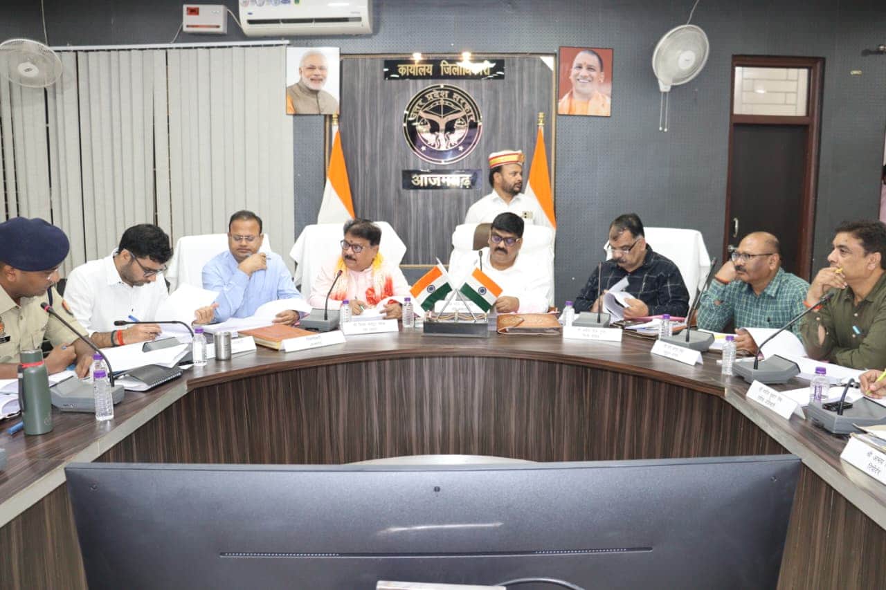 कलेक्ट्रेट सभागार में उप्र विधान परिषद की वित्तीय व प्रशासकीय विलंब समिति की बैठक लेते डा. रतन 