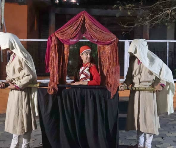 कुल्लू के लंकाबेकर में एक्टिव मोनाल कल्चरल एसोसिएशन के रंगकर्मी नाटक प्रस्तु करते हुए।-संवाद