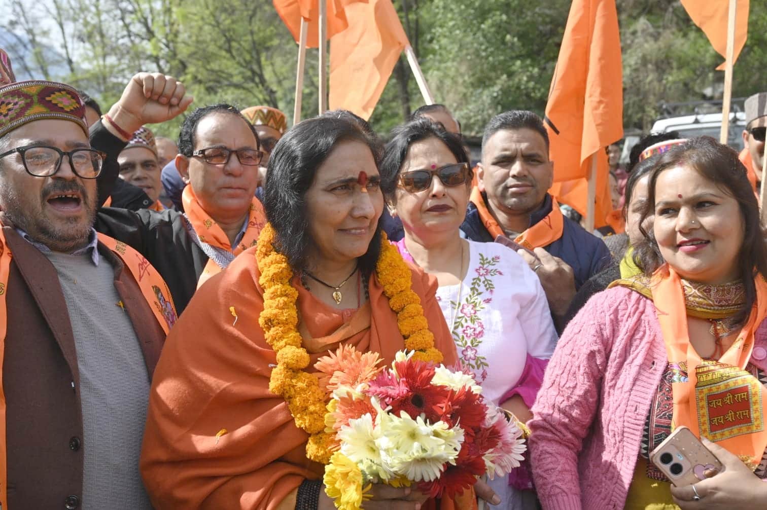 कुल्लू के पतलीकूहल में साध्वी ऋतंभरा का स्वागत करते हुए।-संवाद