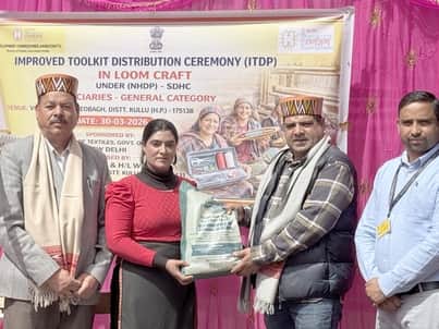 कुल्लू के सेऊबाग में 48 हस्तशिप कारीगरों को निःशुल्क खड्डियाँ टूल किट किए वितरित।-संवाद
