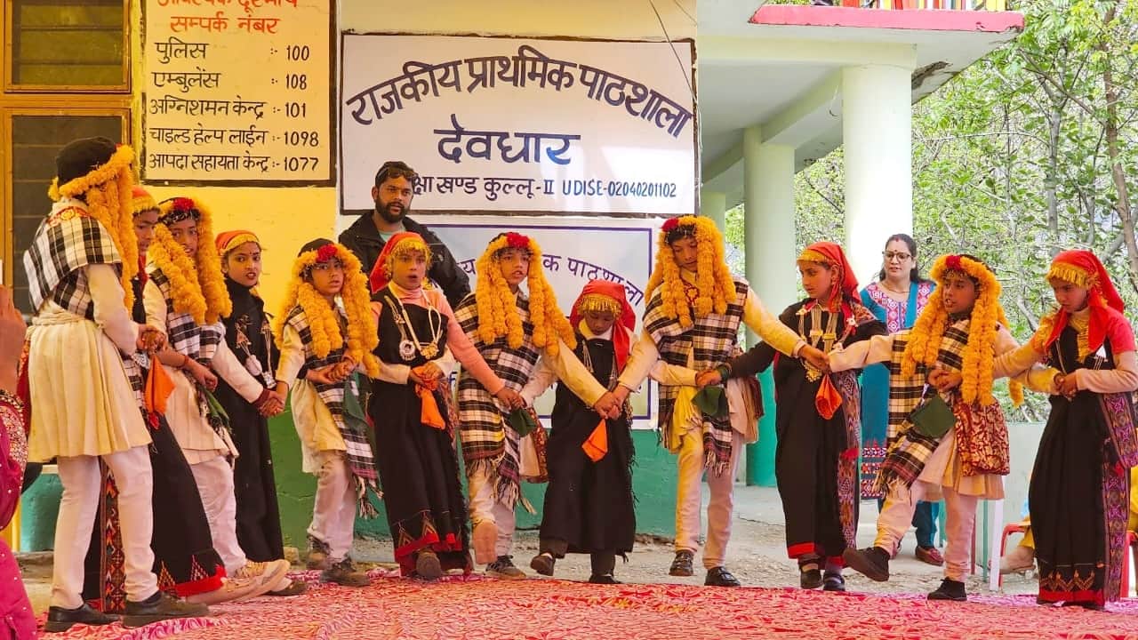 कुल्लू के देवधार स्कूल के वार्षिक समारोह के दौरान नृत्य करती छात्राएं।- आयोजक