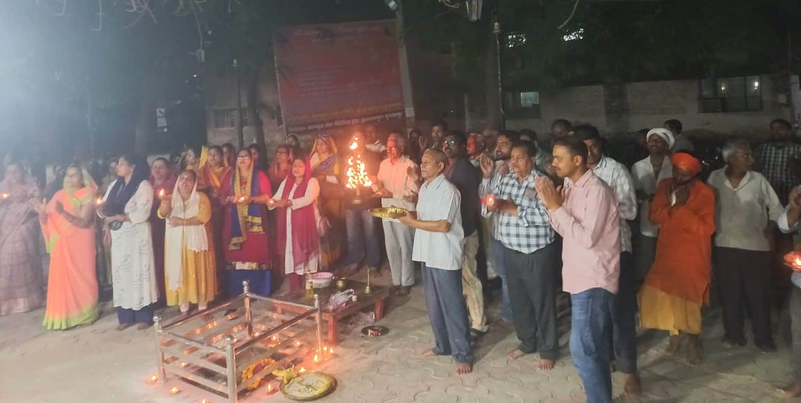  कल्पवृक्ष धाम पर महाआरती में शामिल श्रद्धालु। स्रोत-सोशल मीडिया