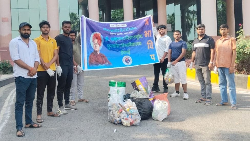Pile of Garbage Dumped in Front of Registrar's Office; Protest Staged