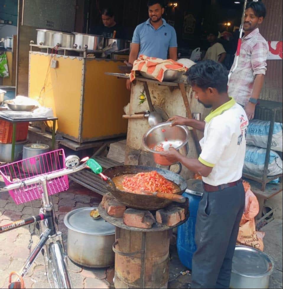 कॉमर्शियल गैस की किल्लत के चलते कोयला भट्ठी पर सब्जी में तड़का लगाता ढाबा कर्मचारी। संवाद