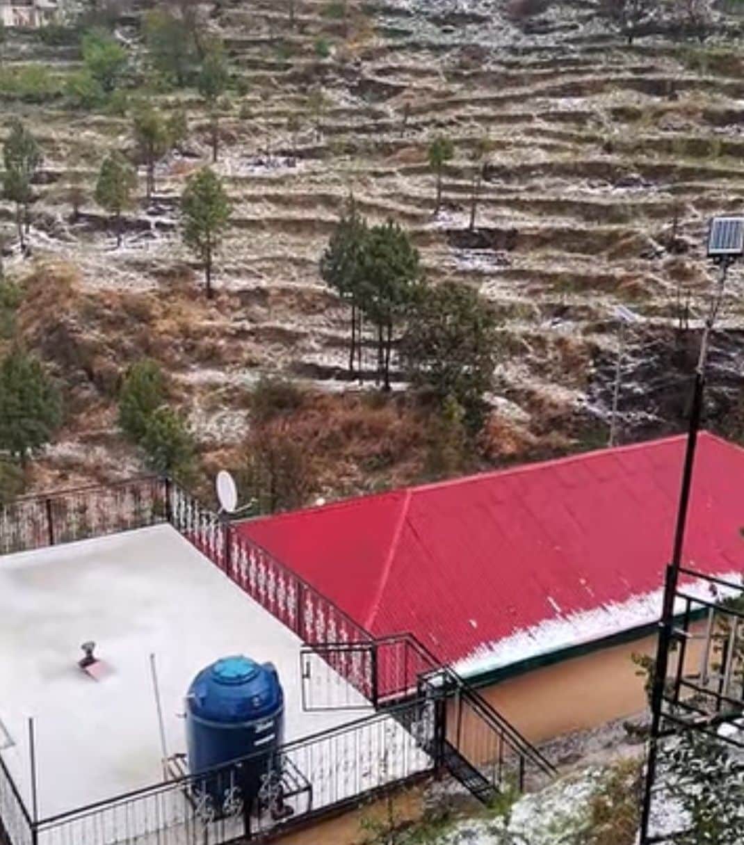 कुमारसैन में सोमवार दोपहर बाद ओलावृष्टि ने मचाया कहर। संवाद