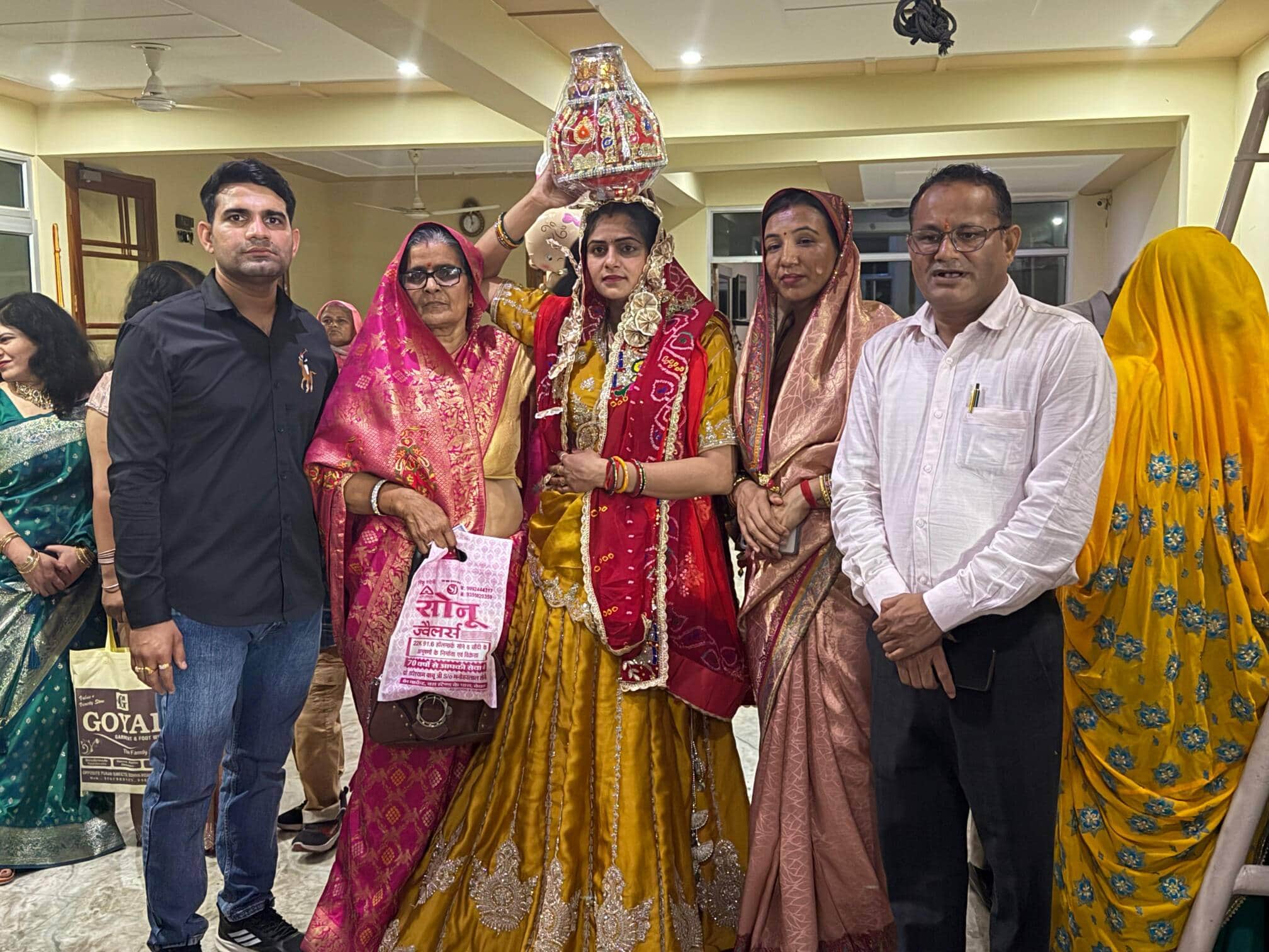 कन्या पूजन करते लोग। स्रोत : स्थानीय नागरिक