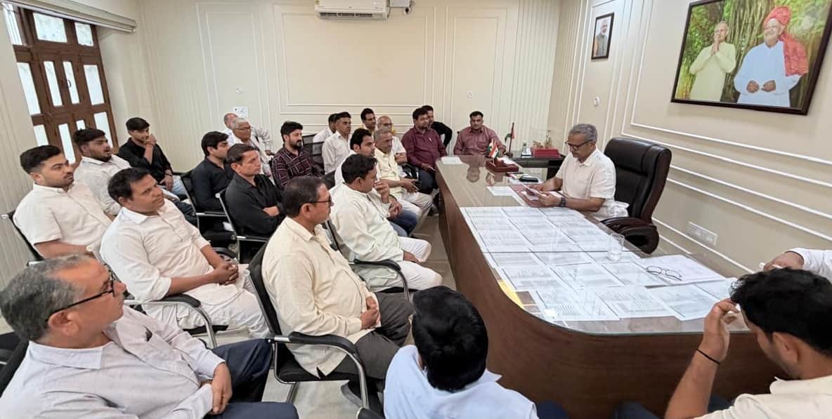  कैंप कार्यालय में बैठक लेते विधायक। 