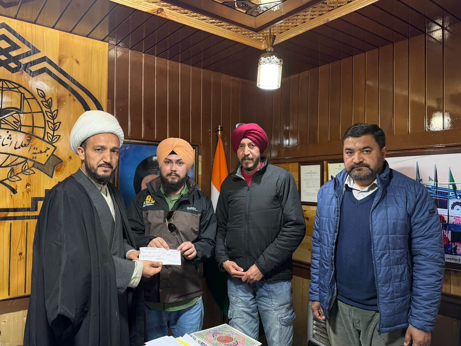 कारगिल के सिख समुदाय द्वारा ईरान के समर्थन में चेक सौंपते हुएस्रोत - सोशल मीडिया