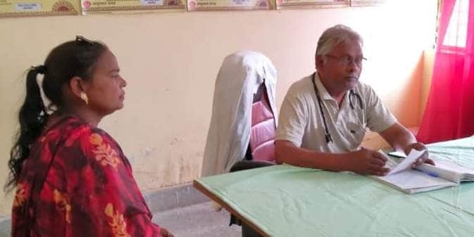 कुर्रिया कलां पीएचसी पर मरीज देखते डाॅ.राजेश कुमार सिंह। संवाद