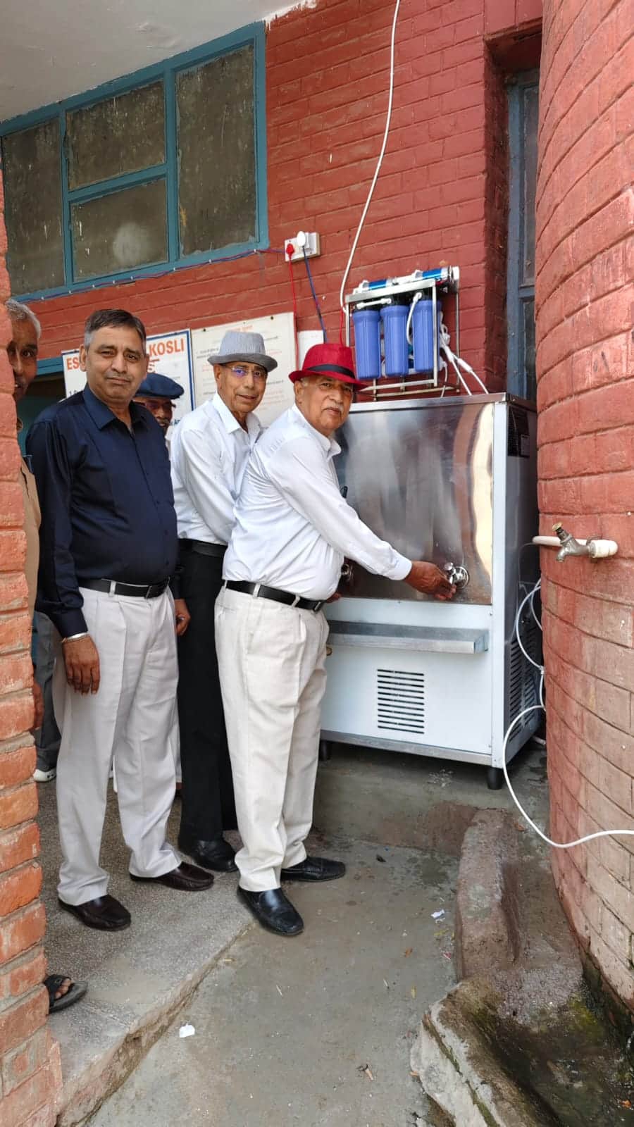 कोसली कैंटीन में वाटर कूलर का शुभारंभ करते कैप्टन करतार सिंह। स्रोत : प्रशासन