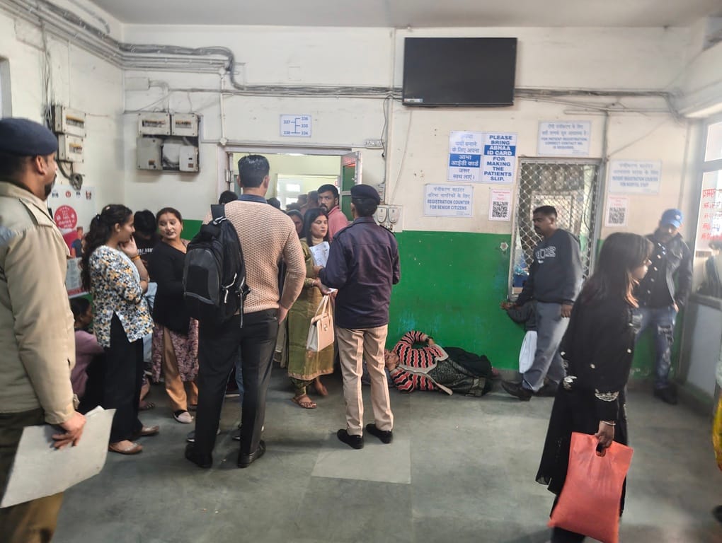 The condition of Solan hospital, people have to wait in queues for hours to get treatment.