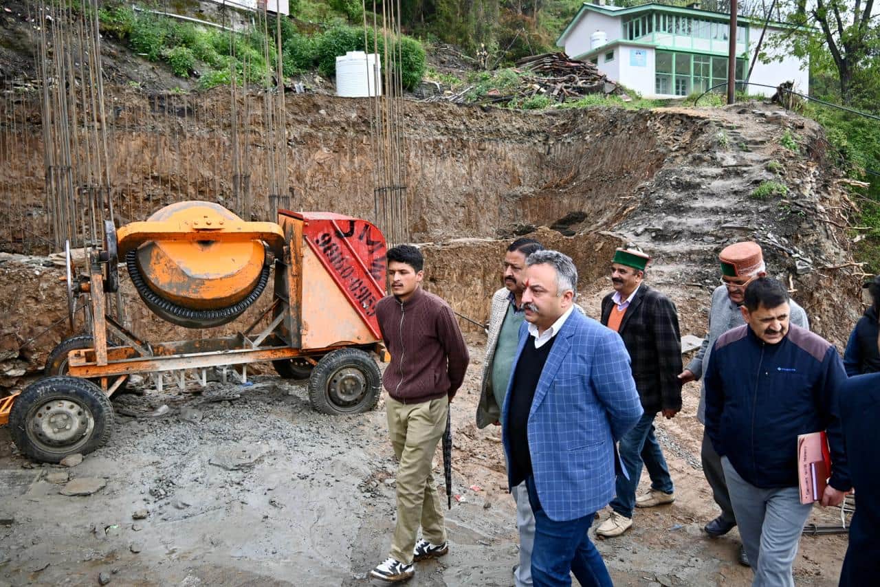 कोटखाई में बीडीओ कार्यालय भवन का निरीक्षण करते शिक्षा मंत्री रोहित ठाकुर। संवाद