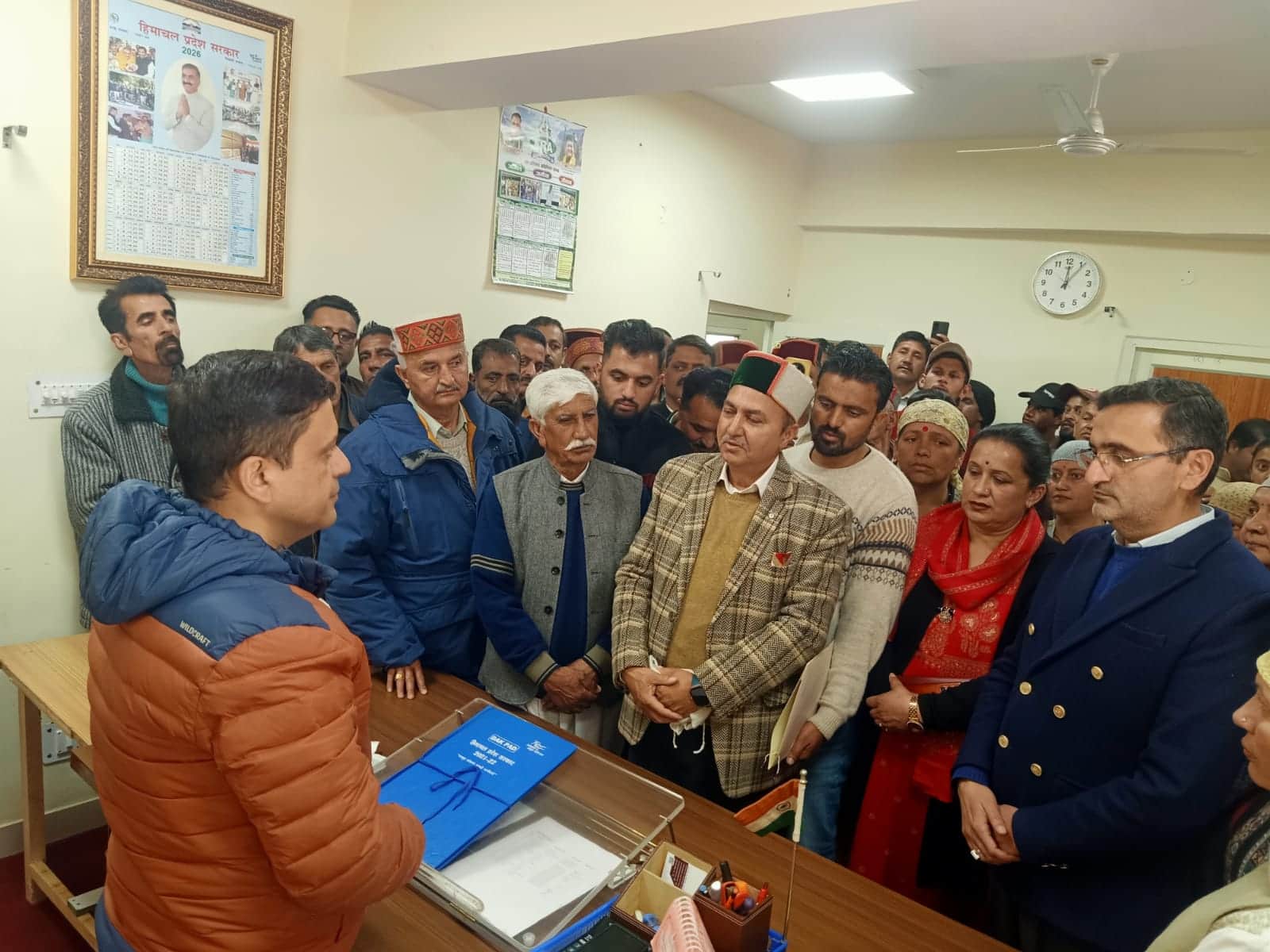 कोटखाई में चिट्टे के खिलाफ रेली निकालकर एसडीएम को ज्ञापन सोंपते लोग। संवाद