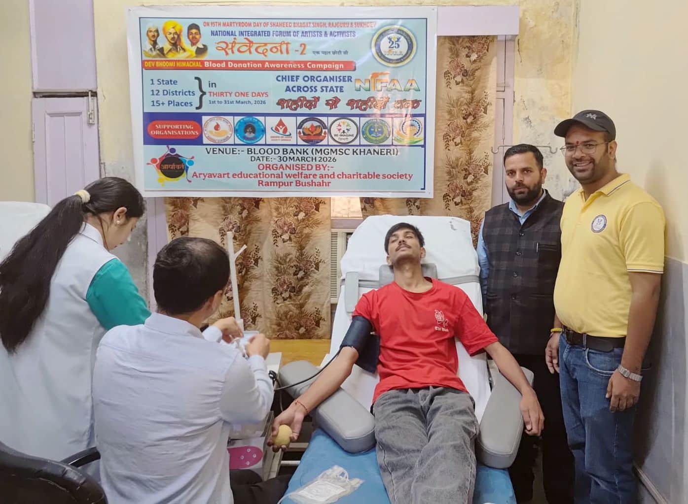 खनेरी अस्पताल में रक्तदान करते युवा। स्रोत : सोसायटी