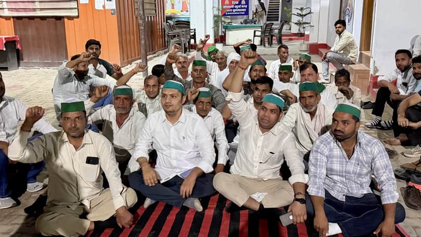 खुर्जा कोतवाली में धरने पर बैठे भाकियू टिकैत के कार्यकर्ता। संवाद