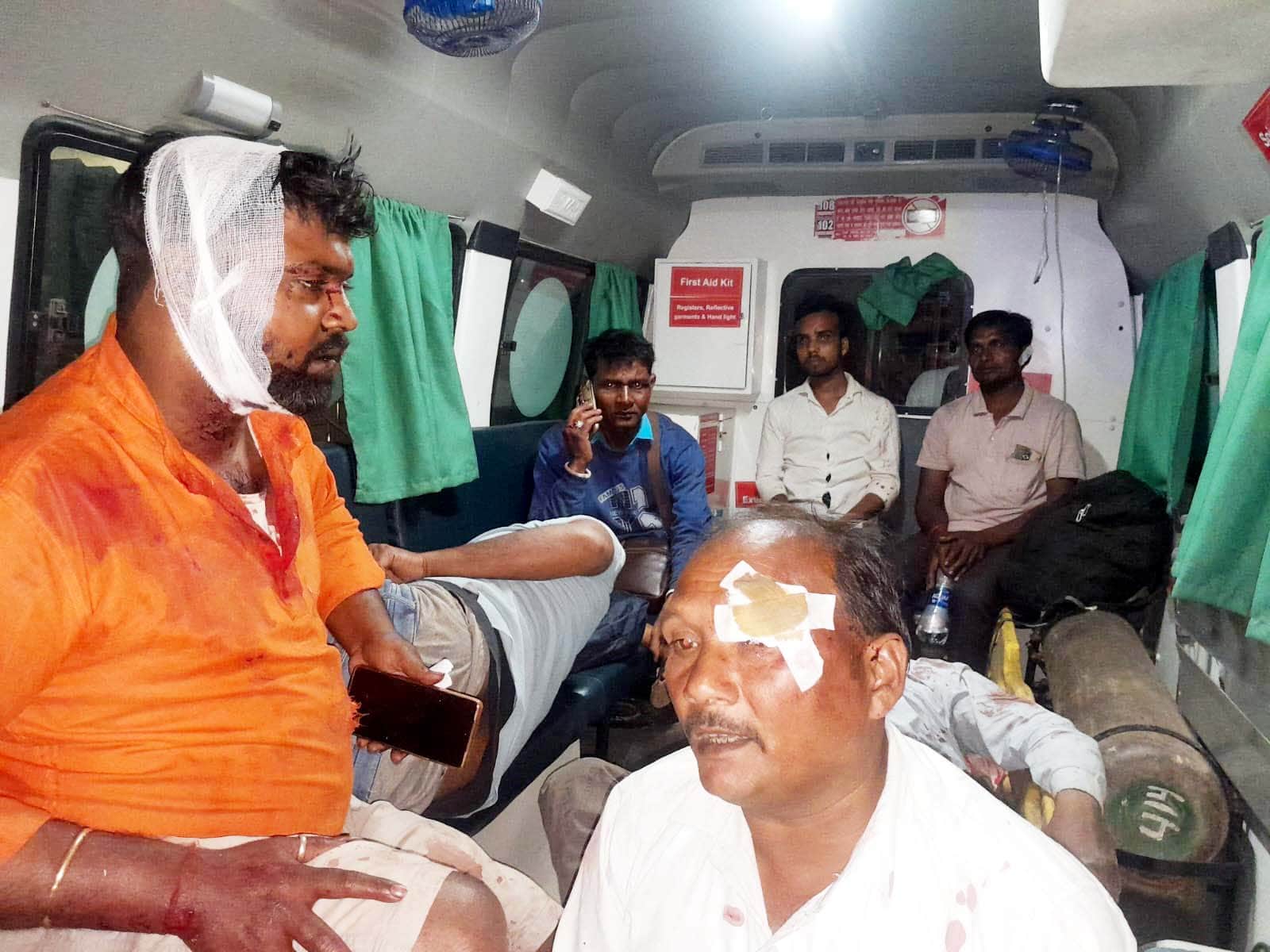 खुटार में हादसे में घायल श्रद्धालुओं को एंबुलेंस से सीएचसी लाते कर्मचारी। संवाद