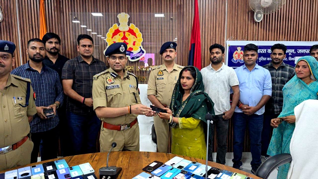 लोगों को उनके मोबाइल लौटाए। संवाद