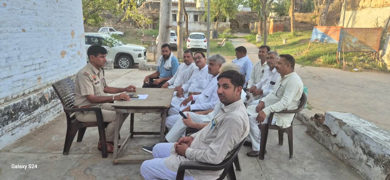 लोगों से बातचीत करती पुलिस टीम। स्रोत : पुलिस