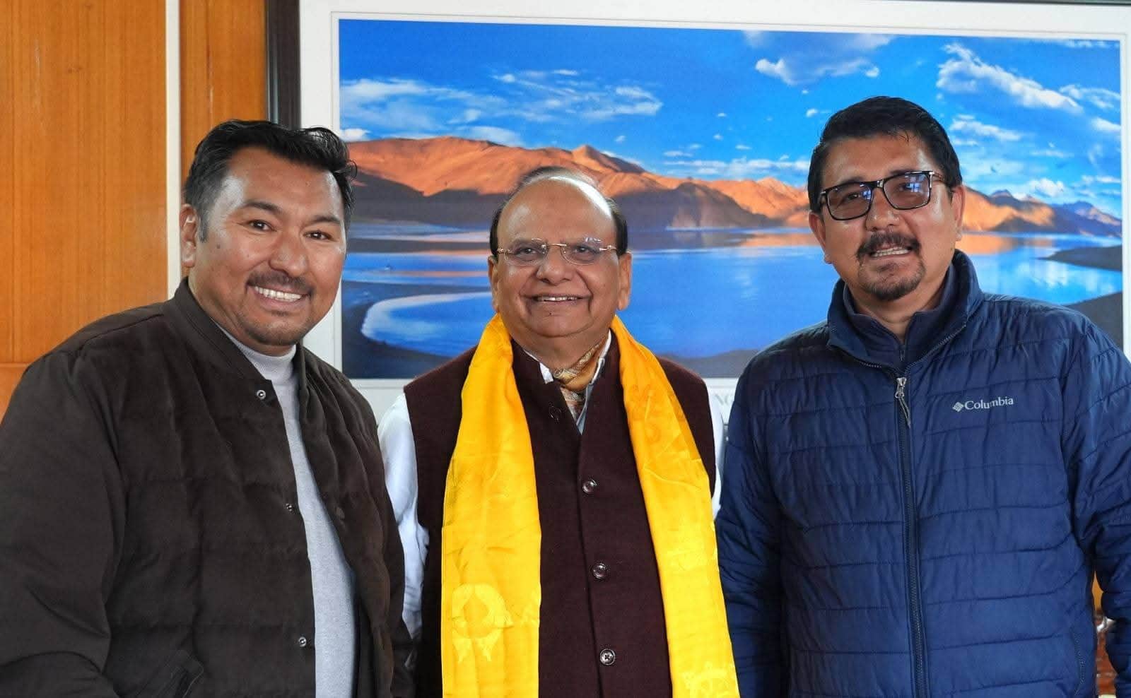 लद्दाख के उपराज्यपाल के साथ एलएएचडीसी लेह के पूर्व अध्यक्ष और भाजपा प्रदेश अध्यक्ष।स्रोत : सोशल
