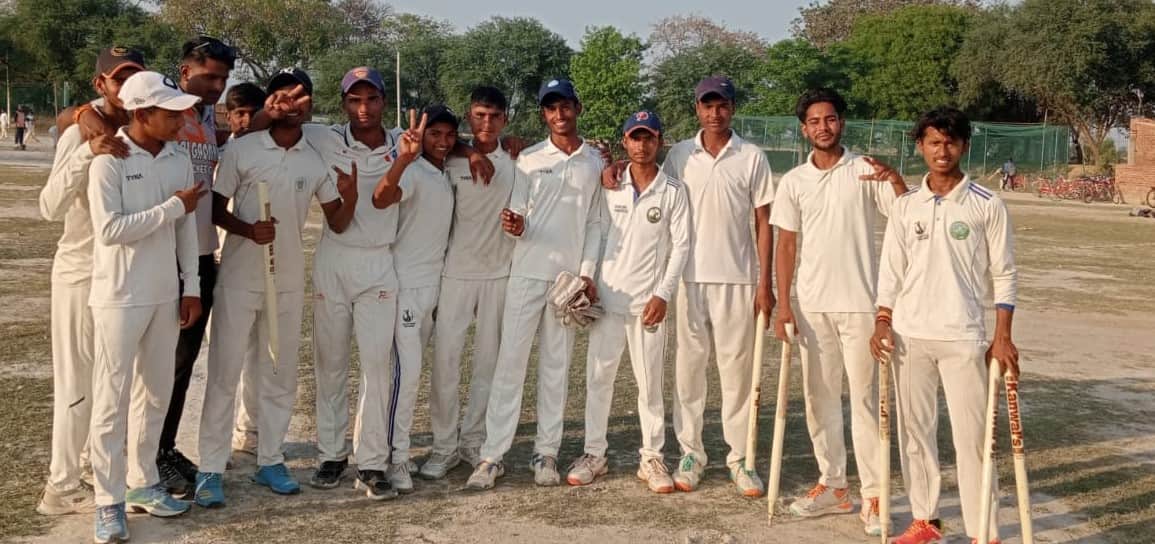 मैच जीतने के बाद आजाद स्पोट्स सीनियन की टीम। स्रोत स्टेडियम