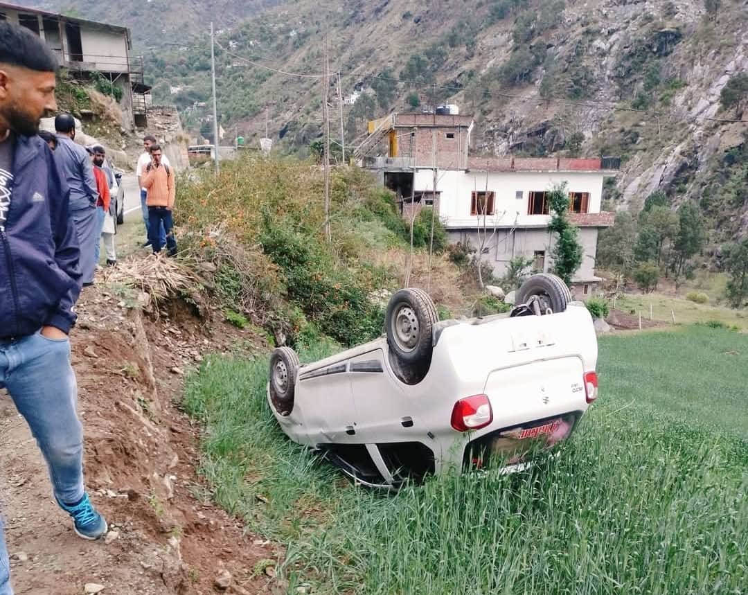 मैहला के पास खेत में गिरी कार