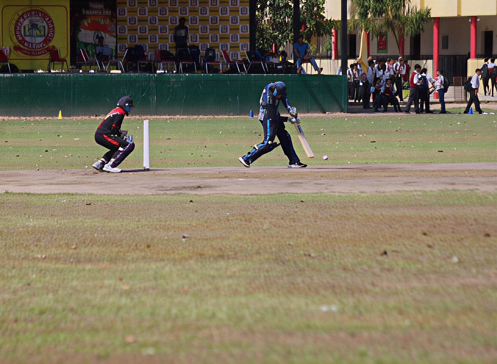 महिला क्रिकेट प्रतियोगिता में शाॅट खेलती खिलाड़ी । संवाद