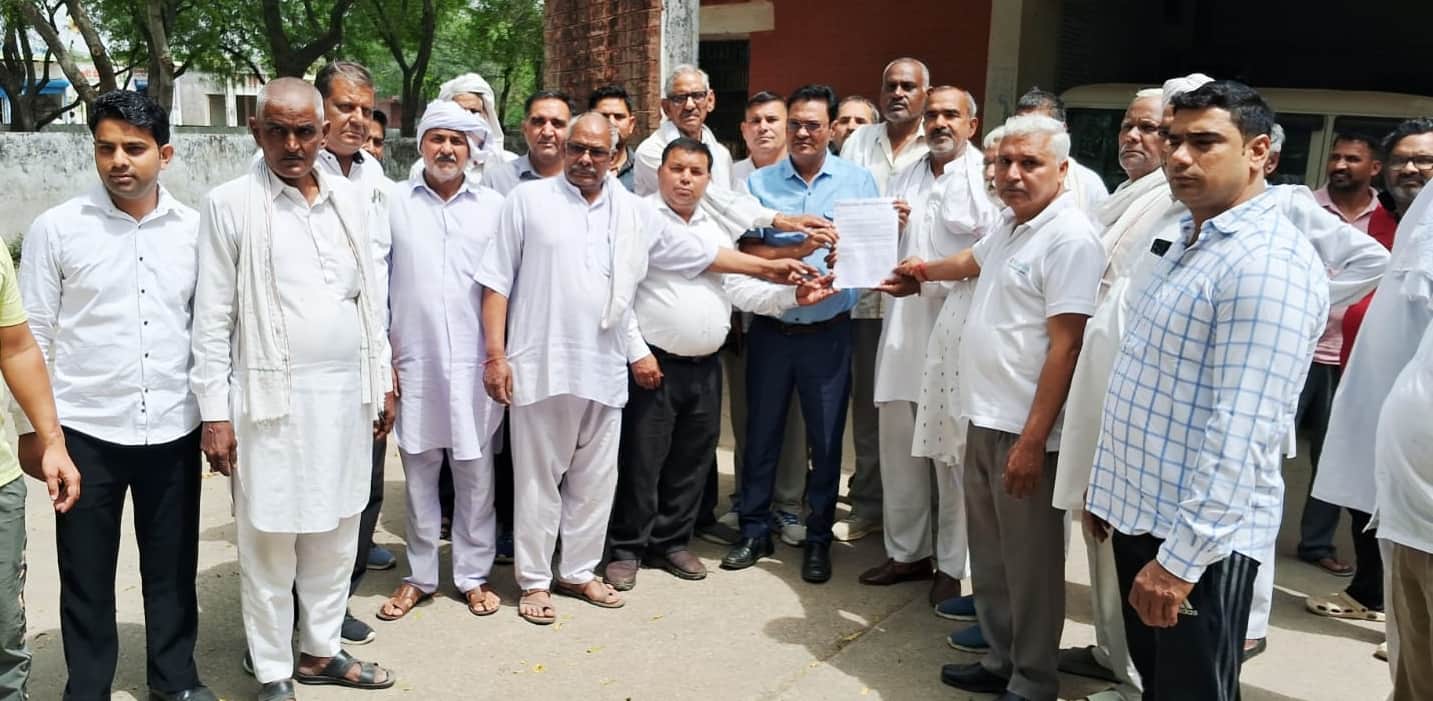 मोहना में सर्कल रेट में कम वृद्धि को लेकर नाराज किसानों ने तहसीलदार सुशील कुमार को ज्ञापन देते 