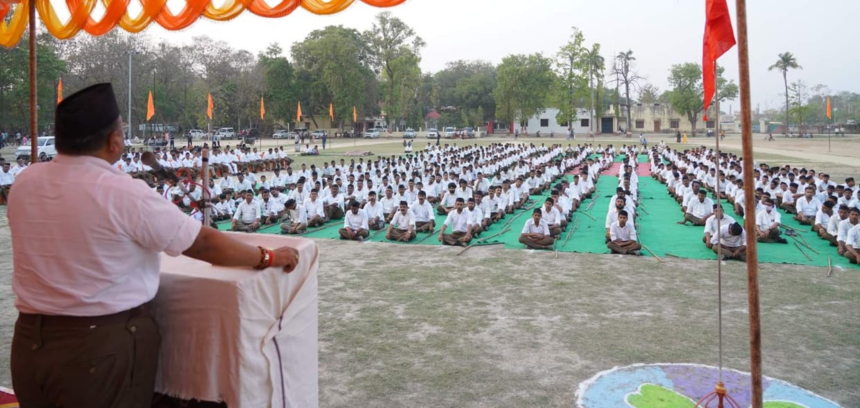 Volunteers in uniform marched for 8 km to the tune of a band.