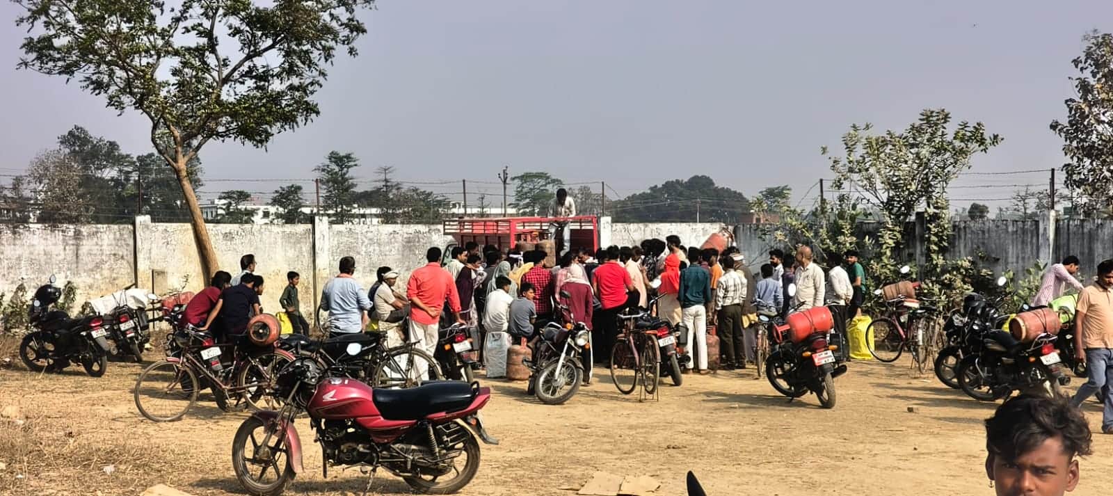 मेंहदावल में गैस एजेंसी पर लगी भीड़। संवाद