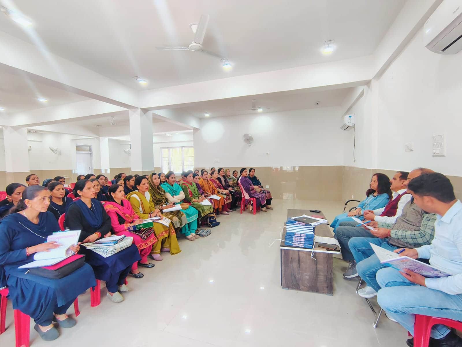 मासिक बैठक एवं रिफ्रेशर प्रशिक्षण में आशा कार्यकर्ताओं को दी गई अहम जानकारी। संवाद