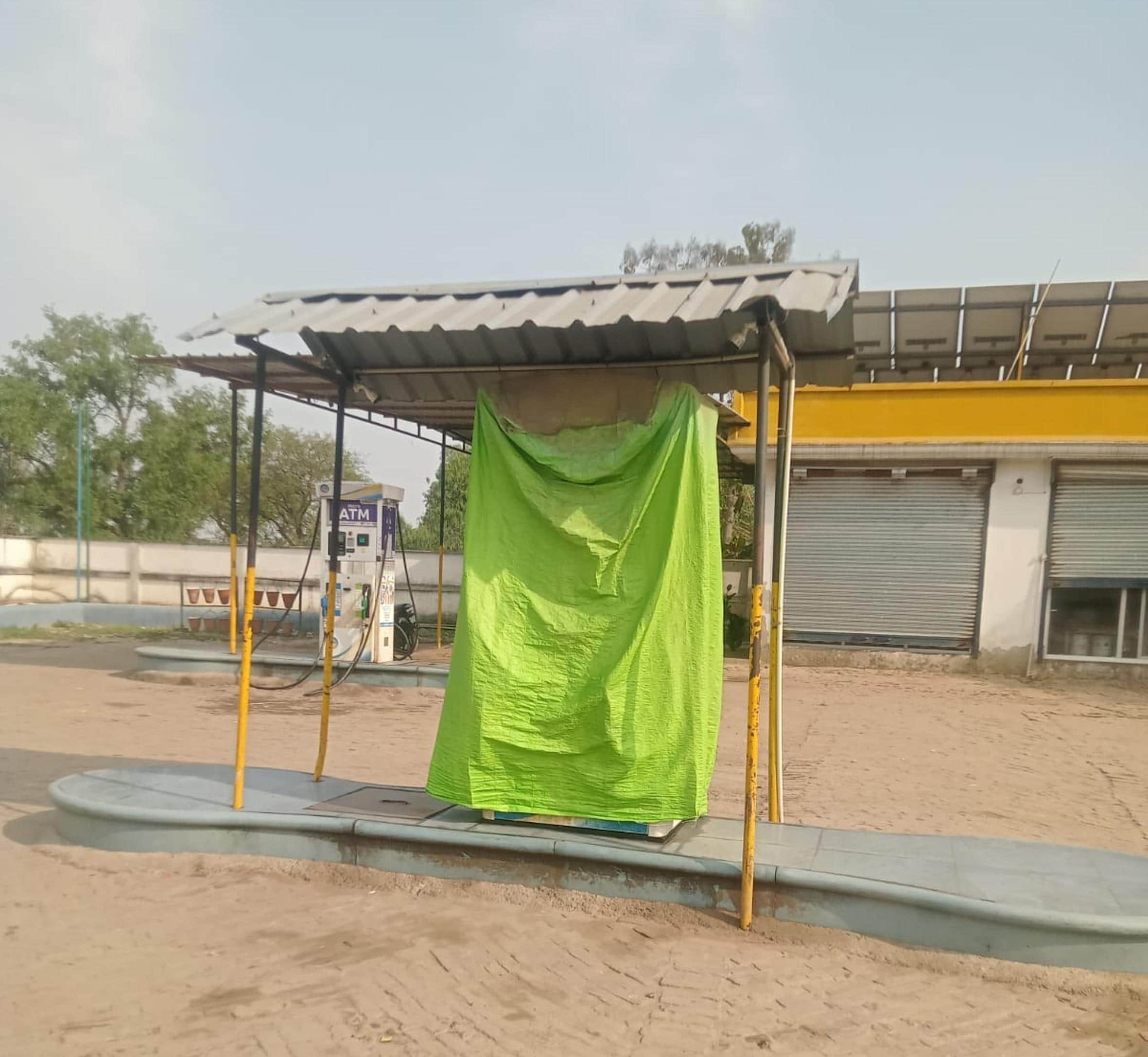 मटेरा के असवा मोहम्मदपुर में बंद पड़ा पेट्रोल पंप। -संवाद