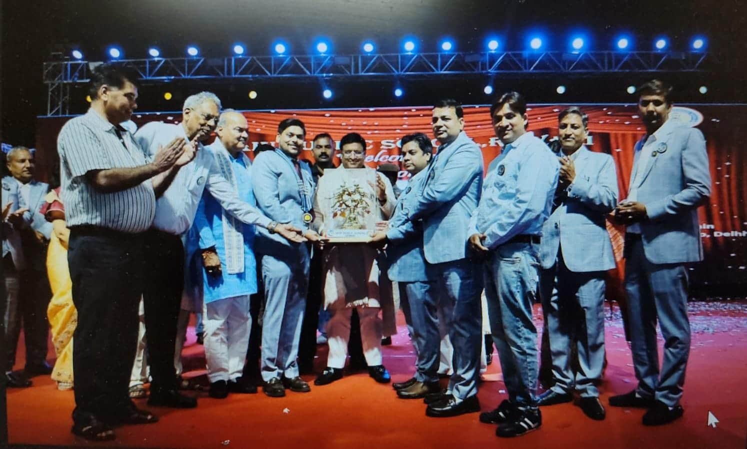 मंत्री विपुल गोयल को सम्मानित करते स्कूल के पदाधिकारी। स्रोत : प्रशासन