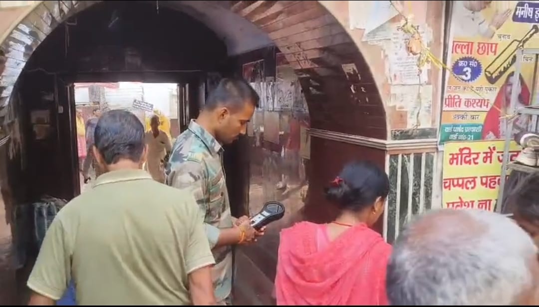 मंदिर द्वार पर तैनात पुलिसकर्मी,सीसीटीवी कैमरा लगाते हुए।