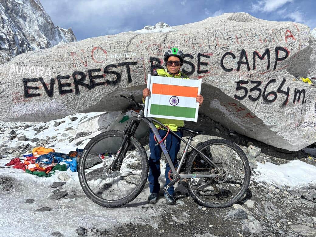 माउंट एवरेस्ट के बेस कैंप पर दिव्या सिंह। 