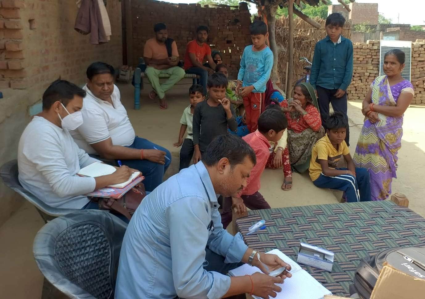 निगोही के ग्राम ऊनकलां में लोगों की जांच करती डाॅक्टरों की टीम। स्रोत: जागरूक पाठक