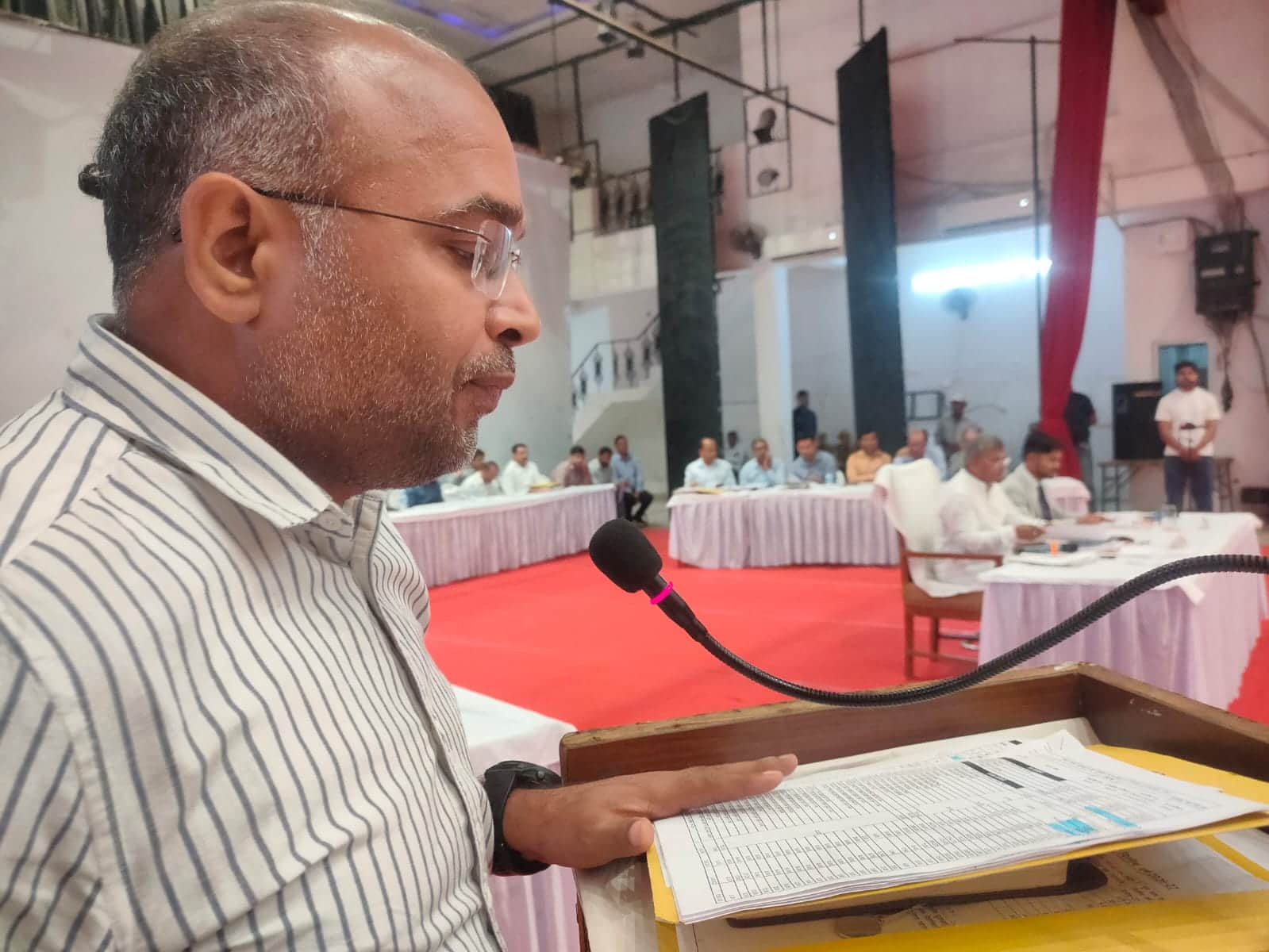 नगर निगम की बोर्ड बैठक में बजट पेश करते लेखाधिकारी मनोज त्रिपाठी। स्रोत निगम