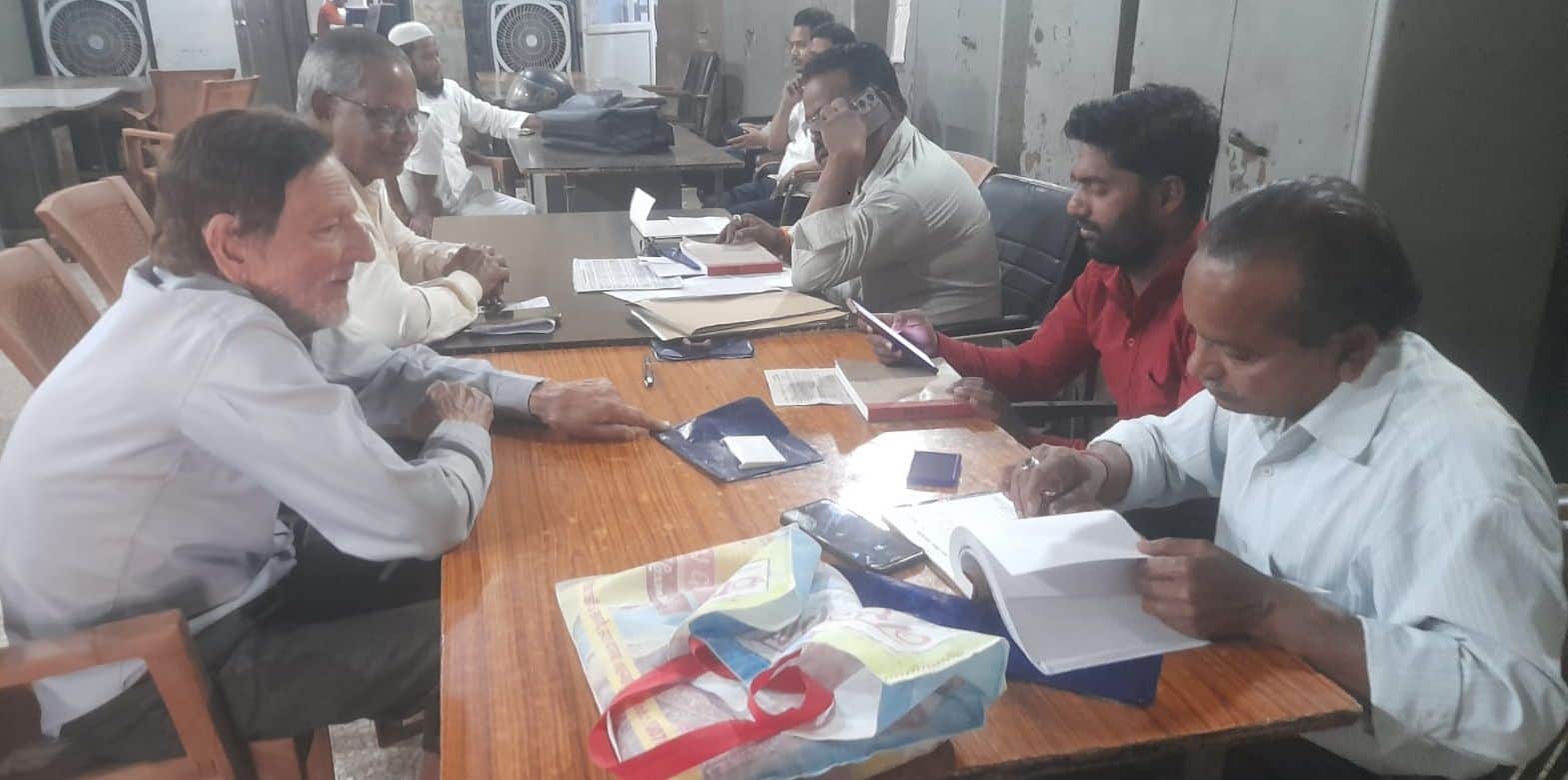 नगर निगम में कर जमा करते हुए कर्मचारी। संवाद