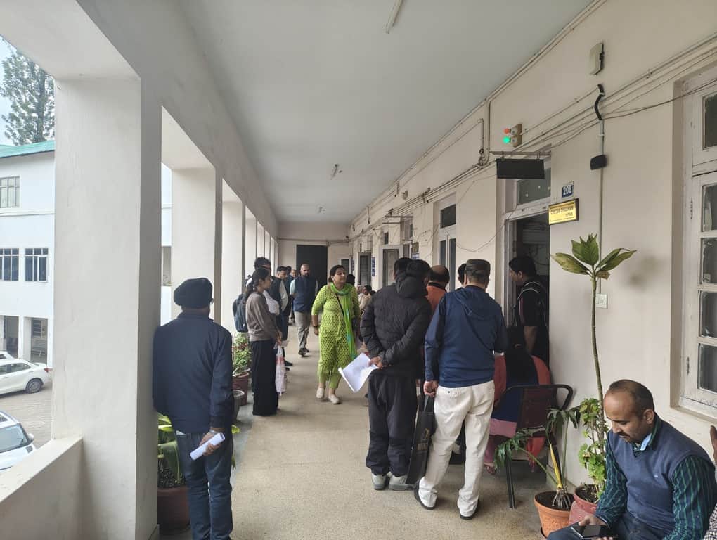 नगर निगम सोलन में सोमवार को सत्यापन करवाने के लिए इंतजार करते लोग। संवाद