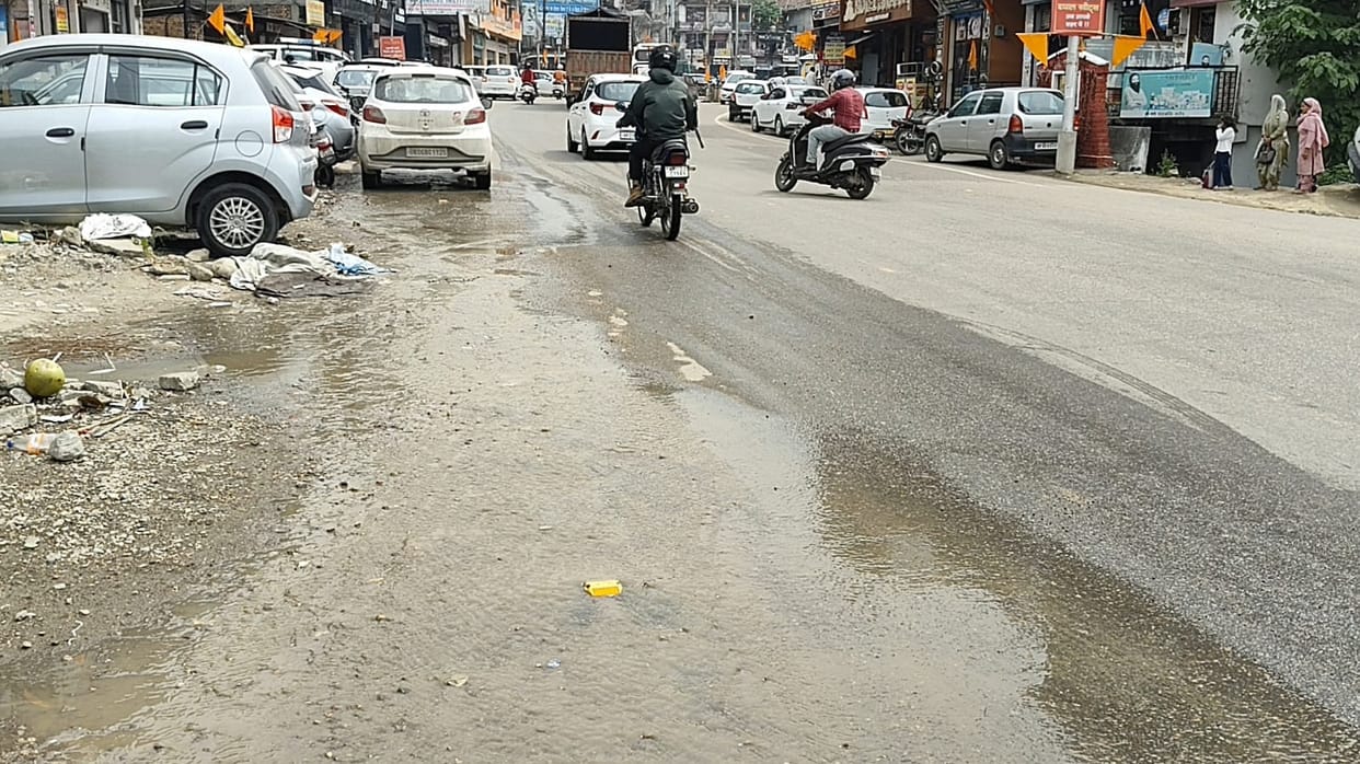 Poor sewerage system leads to dirty water flowing on the roads