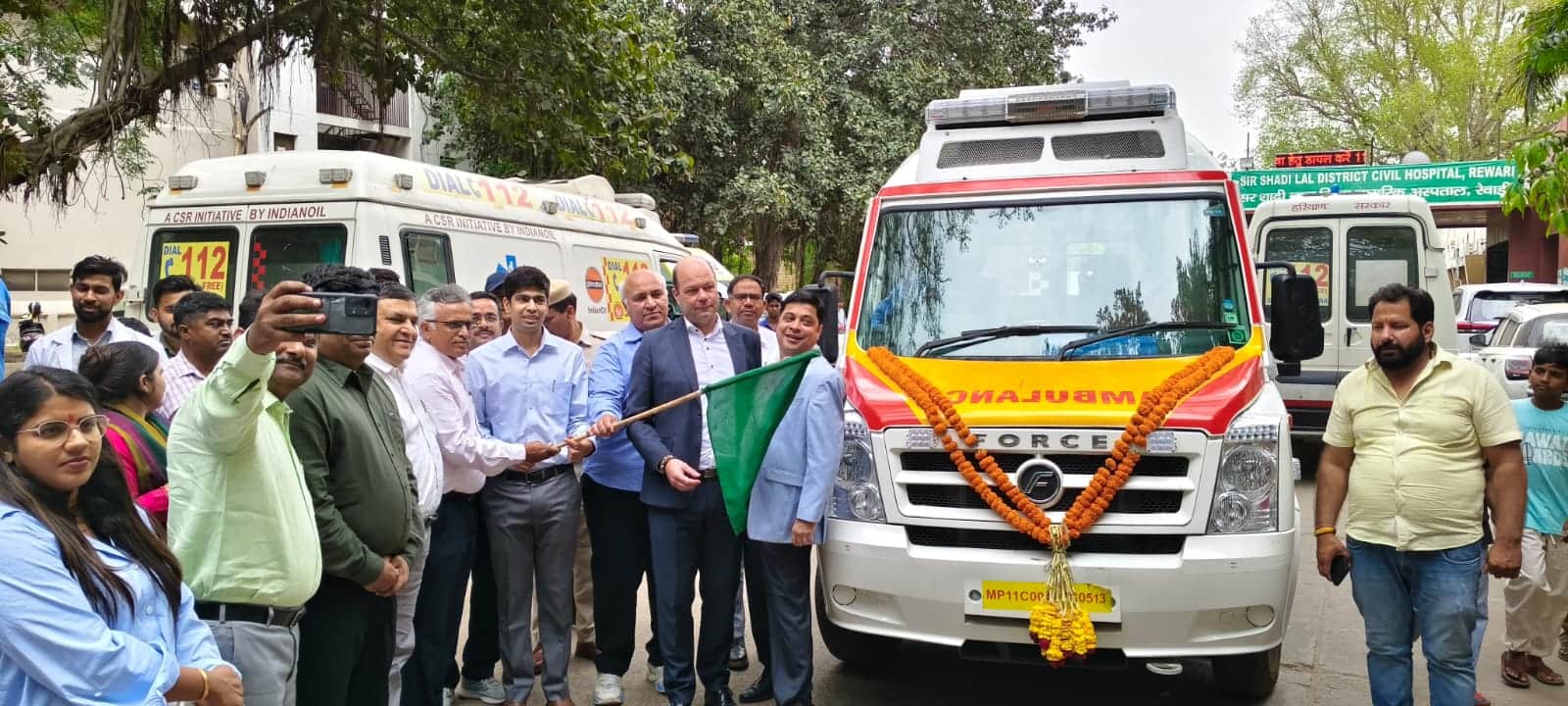 नागरिक अस्पताल के लिए भेंट की गई एंबुलेंस को रवाना करते डीसी अभिषेक मीणा। स्रोत : प्रशासन