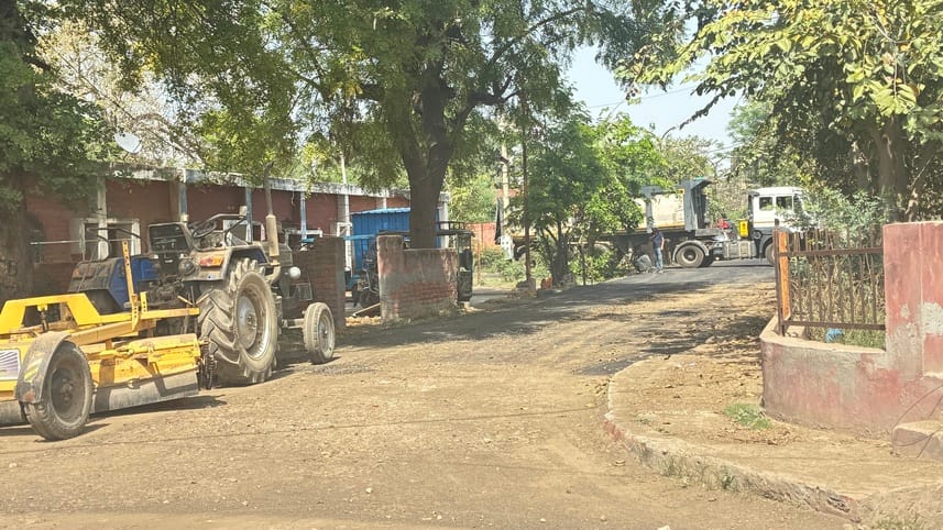Roads are being repaired in the Civil Hospital