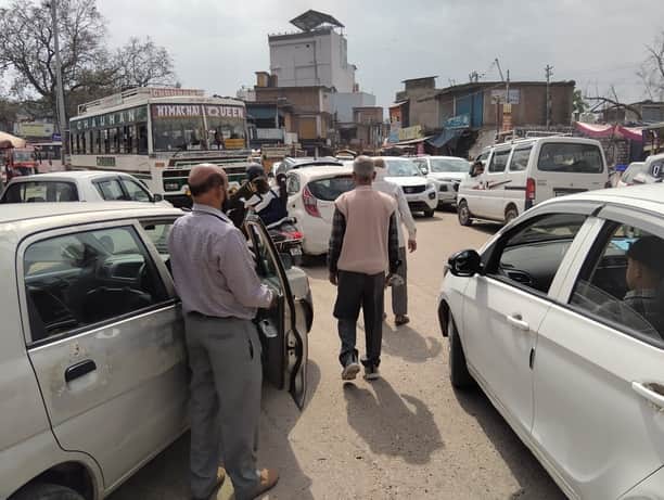 नगरोटा सूरियां बस अड्डे पर बेतरतीव खडे वाहन । संवाद