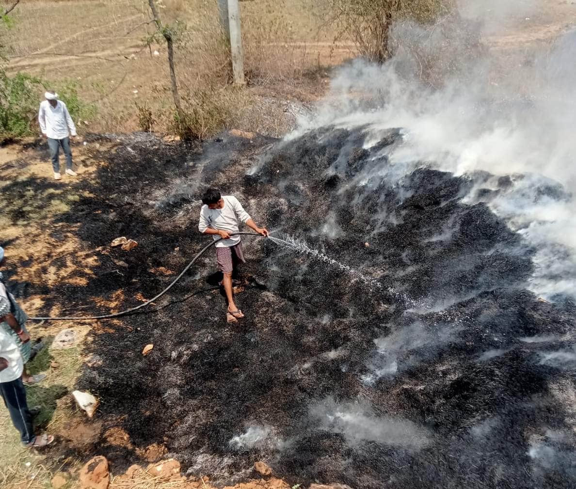 नौगढ़ में गेंहू की फसल की आग को बुझाते लोग। संवाद