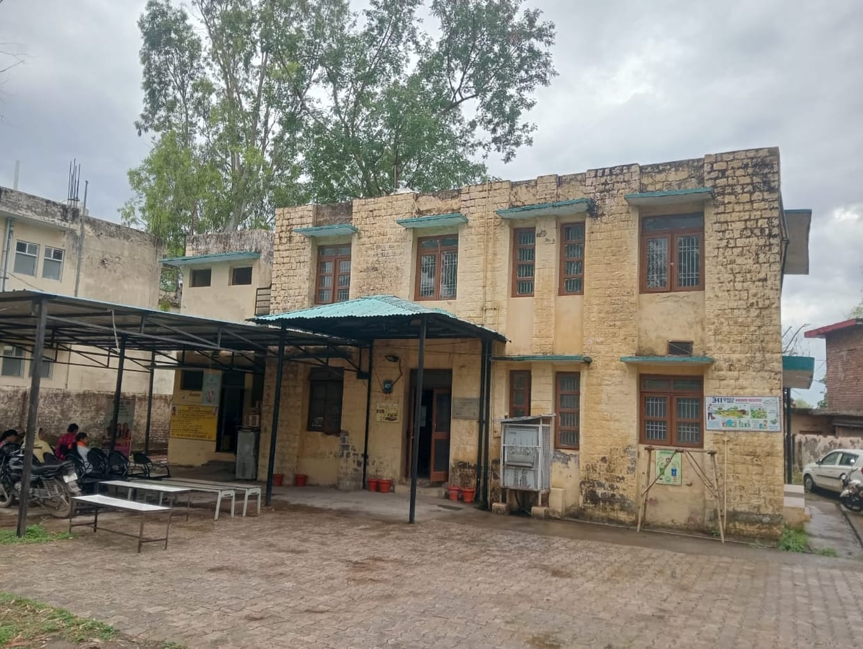 Condition of Primary Health Center Joghon, two dozen panchayats with the help of one doctor
