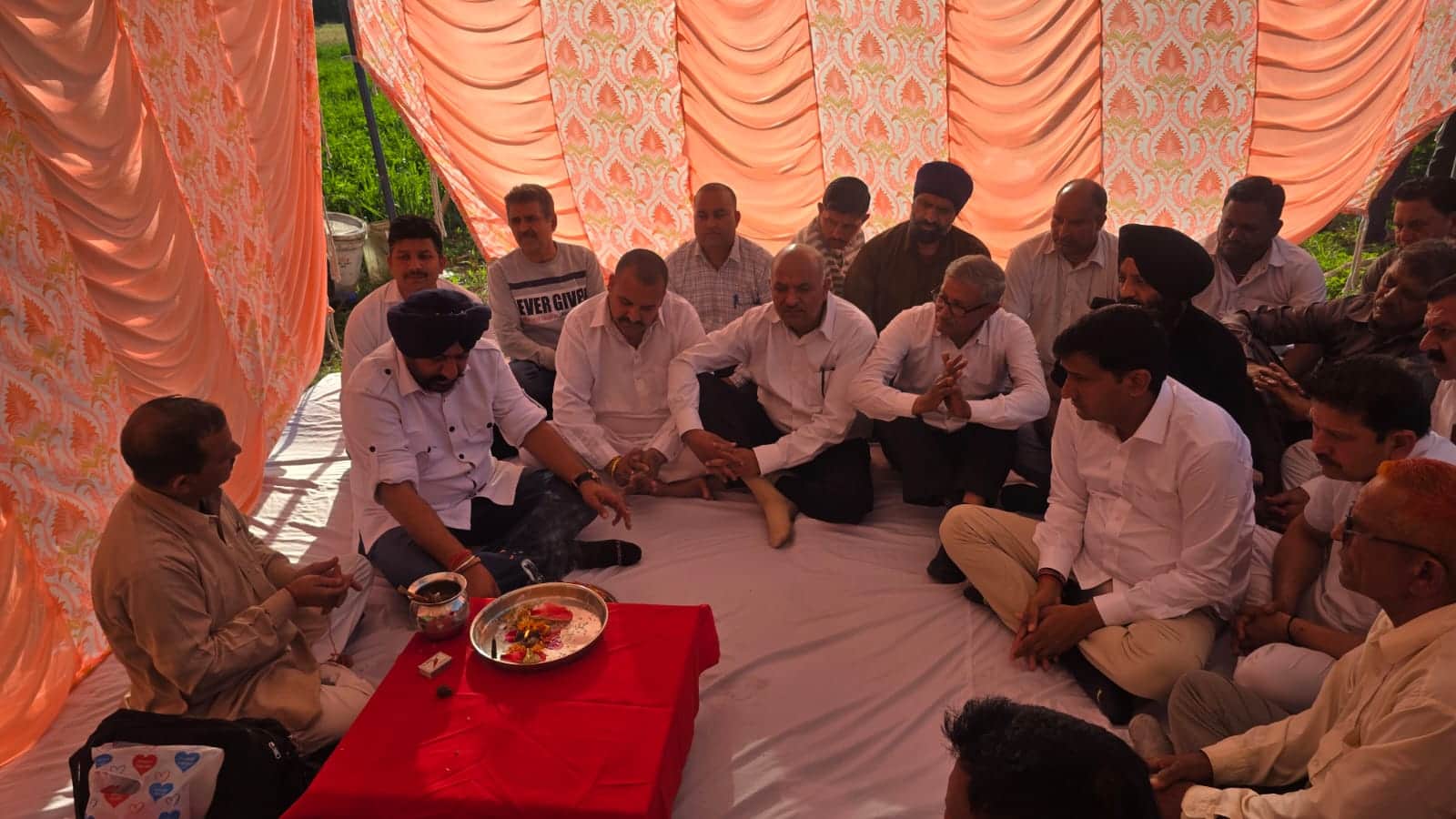 नालागढ़ के विधायक हरदीप सिंह सिंचाई ट्यूबवैल के शिलान्यास से पहले भूमि पूजन करते हुए- स्रोत- ग्र