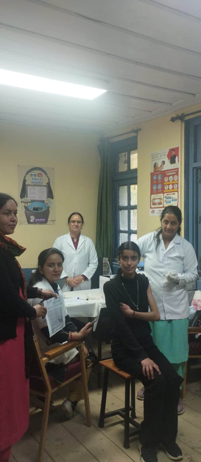 ननखड़ी में लड़कियों को एचपीवी का टीका लगाते हुए। स्रोत: स्वास्थ्य विभाग