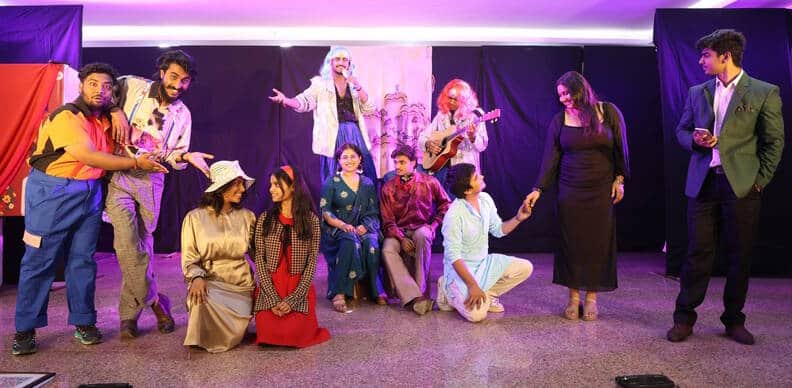 नाटक का मंचन करते कलाकार। स्रोत: कार्यक्रम आयोजक