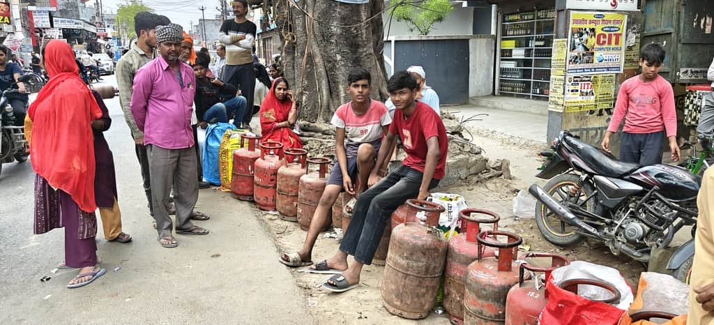 नौतनवा में गैस के लिए लाइन लगाकर खड़े लोग। 