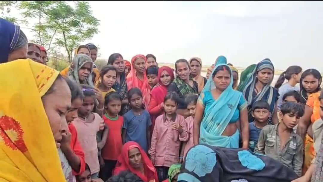 नदी के किनारे जुटी भीड़।- स्रोत: ग्रामीण