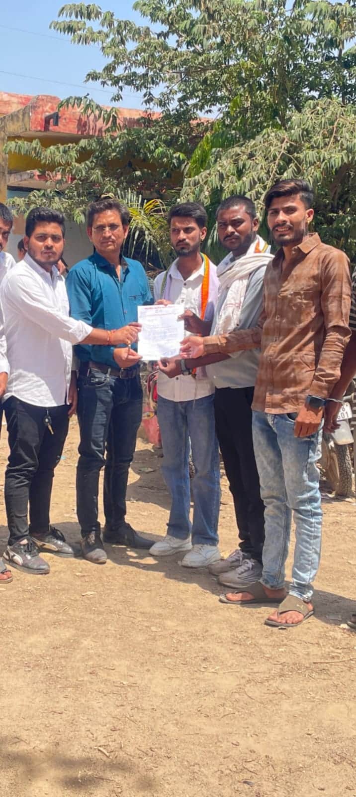 एनएसयूआई कार्यकर्ता ने ज्ञापन सौंपा